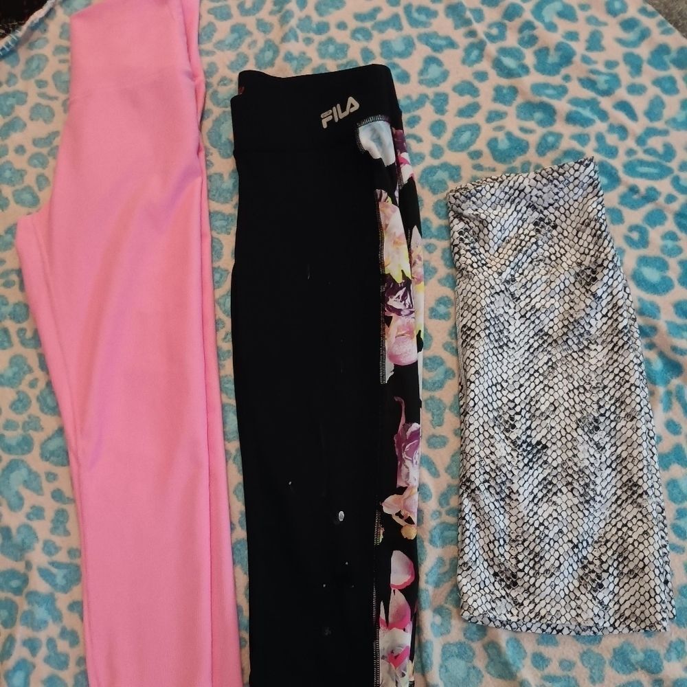 🤠Lot of 3 Yoga/ Bicycle Pants/Shorts Size Extra Small & Small